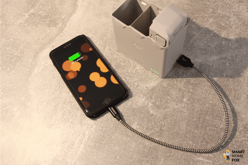 Der Akku der DJI Neo Selfiedrohne lässt sich mit einer Mehrfach-Ladestation aufladen wo mehrere Akkus parallel geladen werden können, zusätzlich kann die Ladestation auch als Powerbank genutzt werden um ein Smartphone zu laden.